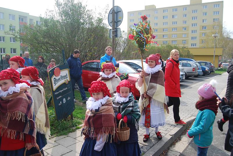 Průvod dětí z folklórního souboru Trávníček vynesl z Přerova zimu a hodil ji do Bečvy