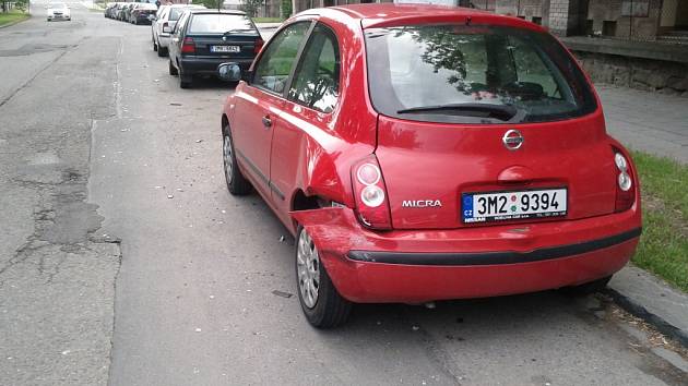 K dopravní nehodě, při níž bylo nabouráno auto Nissan Micra červené barvy, došlo v sobotu večer v ulici nábřeží Dr. Edvarda Beneše v Přerově. Viník jedoucí ve vozidle Ford Escort combi z místa ujel.