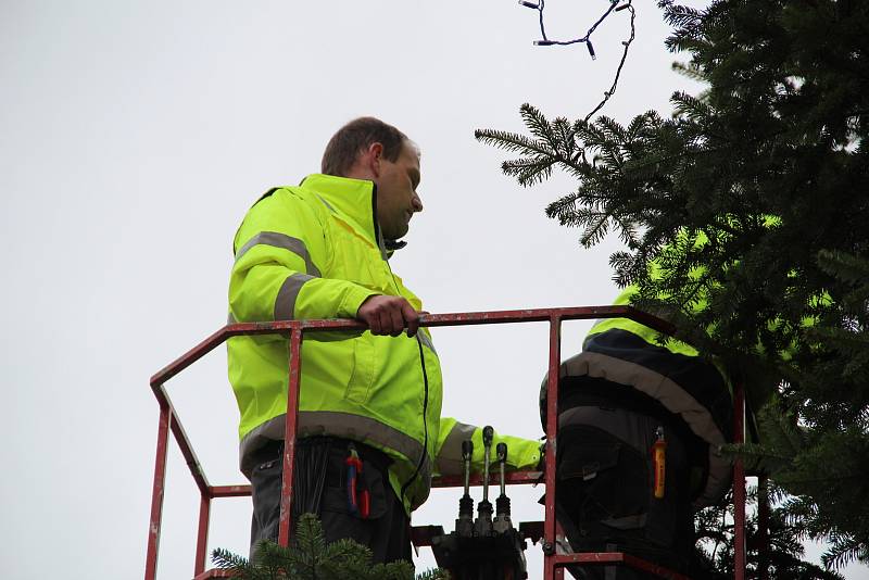 Zdobení vánočního stromu na Masarykově náměstí v Přerově. 22.11.2021