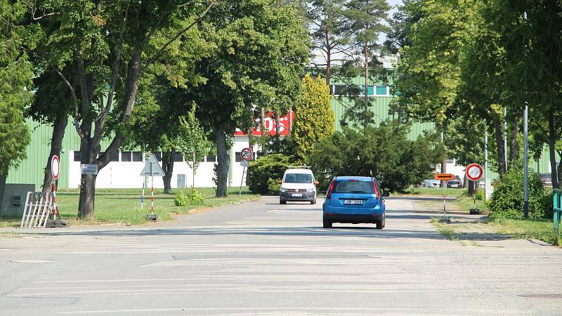 Od středy 7. července se v Přerově uzavřel most přes mlýnský náhon Strhanec v ulici Osmek. Osobní auta mohou dočasně projíždět přes výstaviště