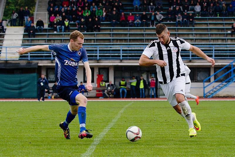 Fotbalisté Přerova (v modrém) v derby proti FC Želatovice (1:0).