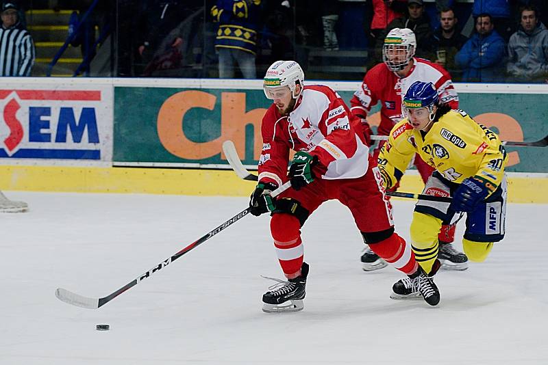 Hokejisté HC Zubr Přerov (ve žlutém) proti pražské Slavii.