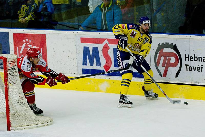 Hokejisté HC Zubr Přerov (ve žlutém) v derby s Prostějovem (4:1).