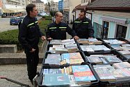 Přerovští dobrovolní hasiči pomáhali v pondělí stěhovat část knih z Městské knihovny do bývalé galerie Atrax. Čtenáři díky tomu získají větší prostory.