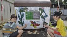 Pod rukama dětí z přerovských ZŠ vznikají celý měsíc originální díla, která malují na kontejnery na rostlinný odpad. Tento týden v úterý se do soutěže, jejímž mediálním partnerem je i Přerovský a hranický deník, zapojily také dva týmy ze ZŠ U Tenisu