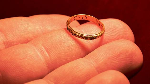 V kapli sv. Jiří nalezli přerovští archeologové zlatý prstýnek.