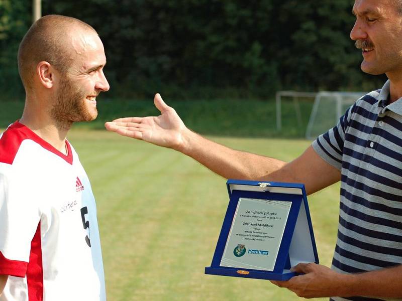 Zdeněk Matějka přebírá z rukou zástupce krajského fotbalového svazu Pavla Peřiny cenu pro nejkrásnější branku olomouckého krajského přeboru.