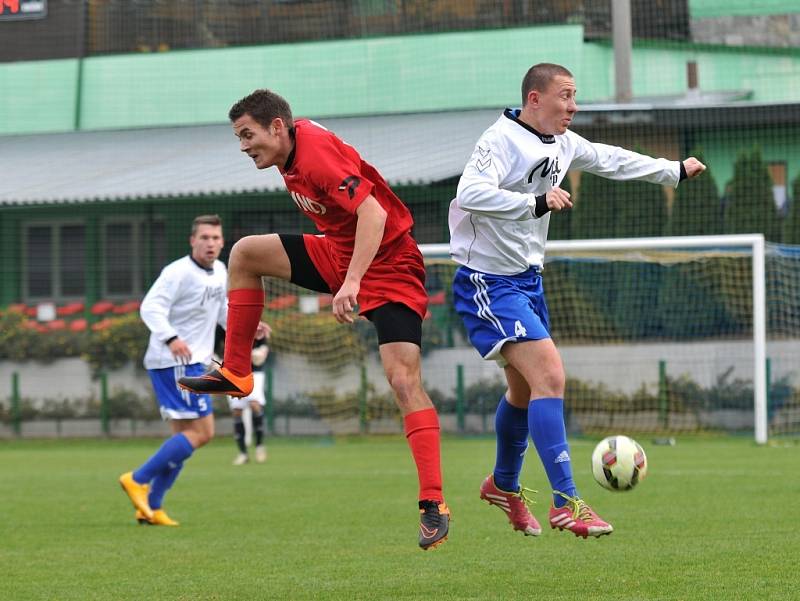 Fotbalisté Kozlovic (v bílém) v utkání s Hodonínem