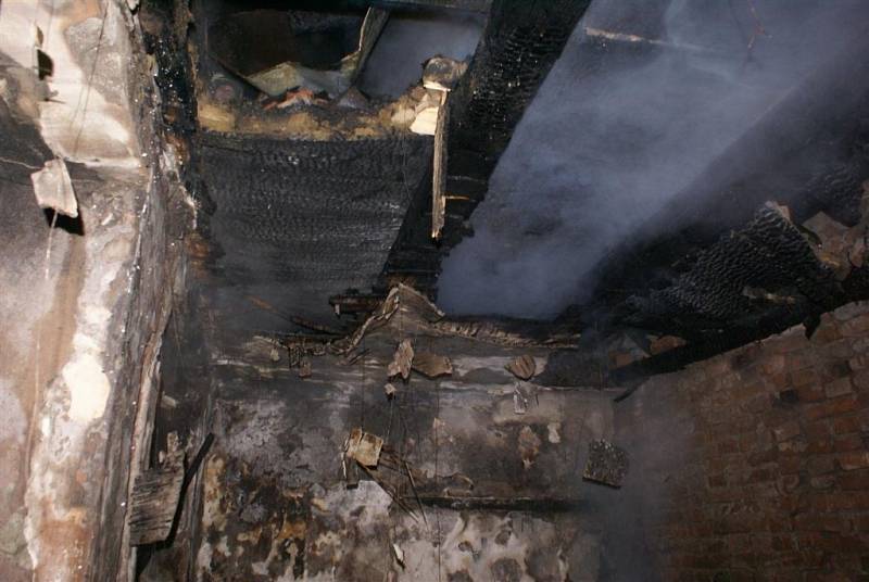 Při požáru opuštěného zemědělského objektu v centru Kojetína utrpěli popáleniny dva bezdomovci