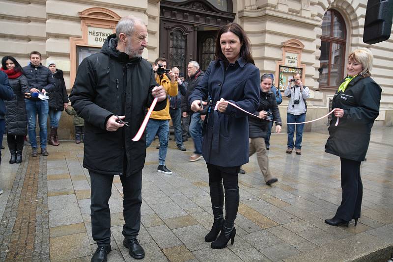 Představení nových autobusů pro přerovskou MHD. Jsou nízkopodlažní a lidé si mohou zakoupit jízdenku přímo ve voze platební kartou