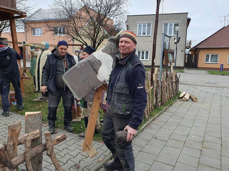 Velký figurální betlém zdobí od tohoto týdne prostranství v Dřevohosticích.