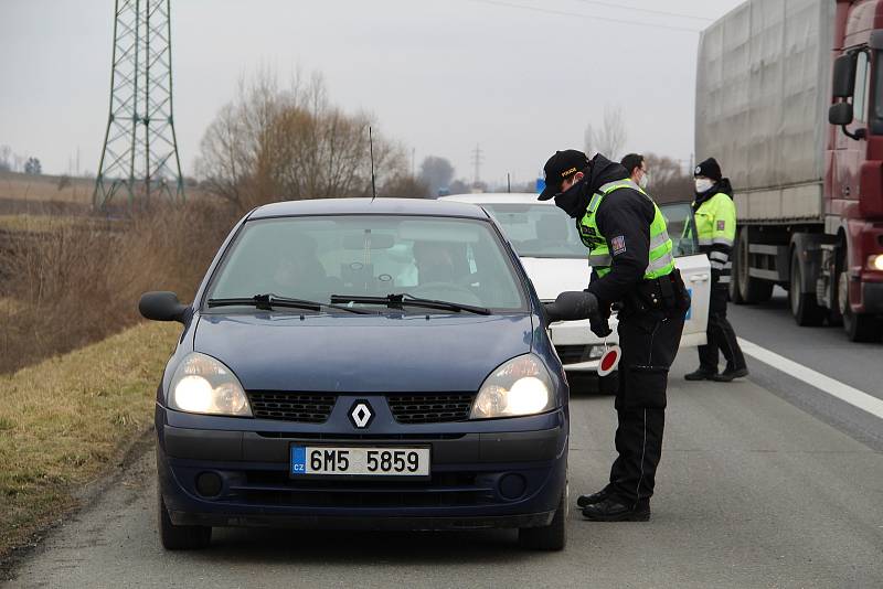 Policejní kontroly řidičů u sjezdu na dálnici u Horní Moštěnice - 1. března 2021