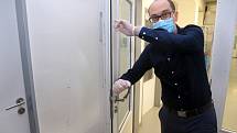 V přerovské Meoptě tisknou ochranné štíty pro zdravotníky. Na pracovišti mají "bezkontaktní" kliky uzpůsobené otvírání loktem