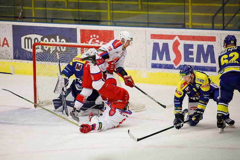 Hokejisté Přerova (v modrém) ve čtvttfinále play-off proti Porubě.