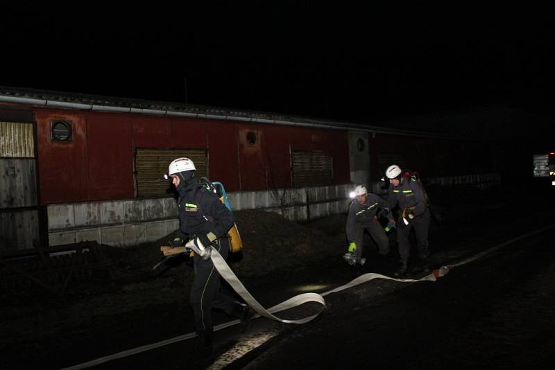 Noční část sobotní soutěže hasičské všestrannosti Radslavská přilba – disciplína „Kursk“ – výměna ventilu