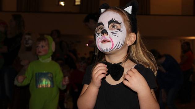 Ve zvířecí říši se proměnil v sobotu odpoledne nový kulturní stánek v Lipníku nad Bečvou. Na tradiční karneval zavítaly desítky dětí se svými rodiči a nechybělo ani vyhlášení nejlepší masky.