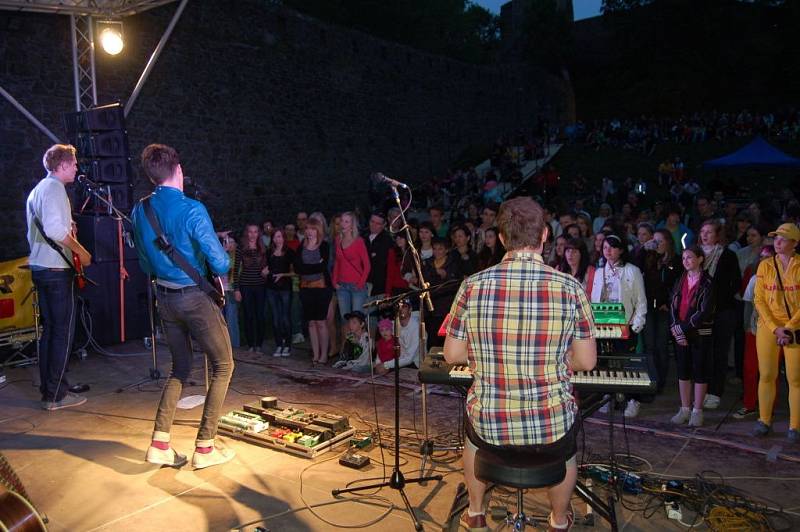 Třinecká indie-popová kapela Charlie Straight vystoupila v sobotu 5. května na hradě Helfštýn a završila tak doprovodný program dvoudenního Author Šela Marathonu