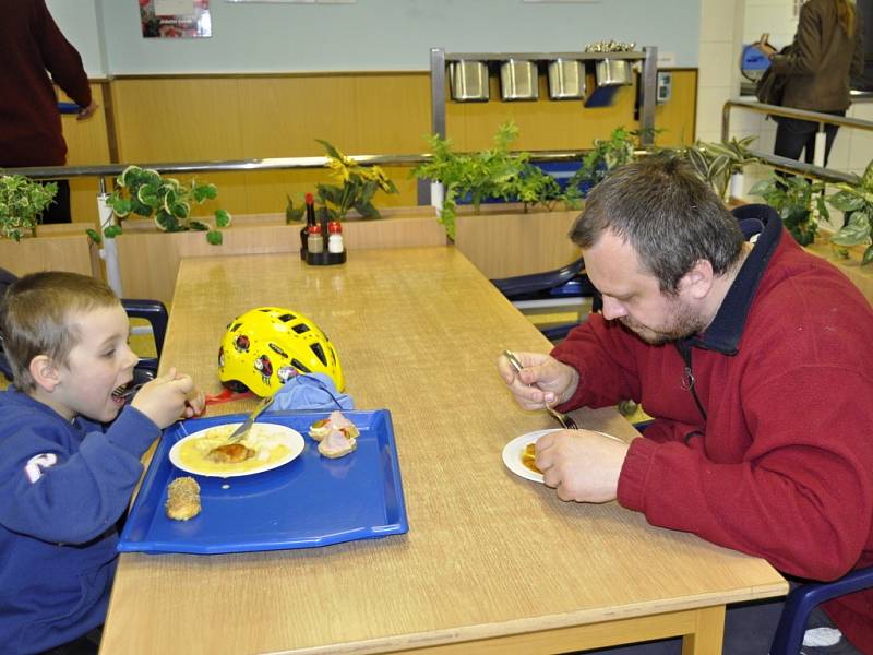 Rodiče, kteří mají zájem o dietní stravování svých dětí ve školní jídelně, mohli v sobotu ochutnat některé pokrmy. Nová dietní jídla jim představili kuchaři z jídelny v Kratochvílo­vě ulici.