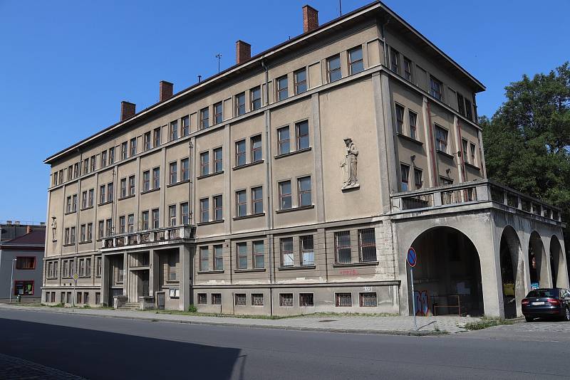 Pro bývalou armádní budovu v Čechově ulici nenašla radnice dlouho využití - teď ji chce odkoupit opavská společnost a přebudovat na byty.