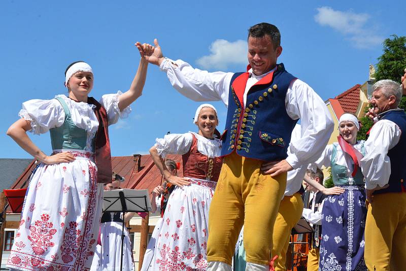 Folklorní festival v Přerově se vydařil. V hlavním programu na Horním náměstí se v sobotu odpoledne vystřídalo několik souborů, 11. 6. 2022