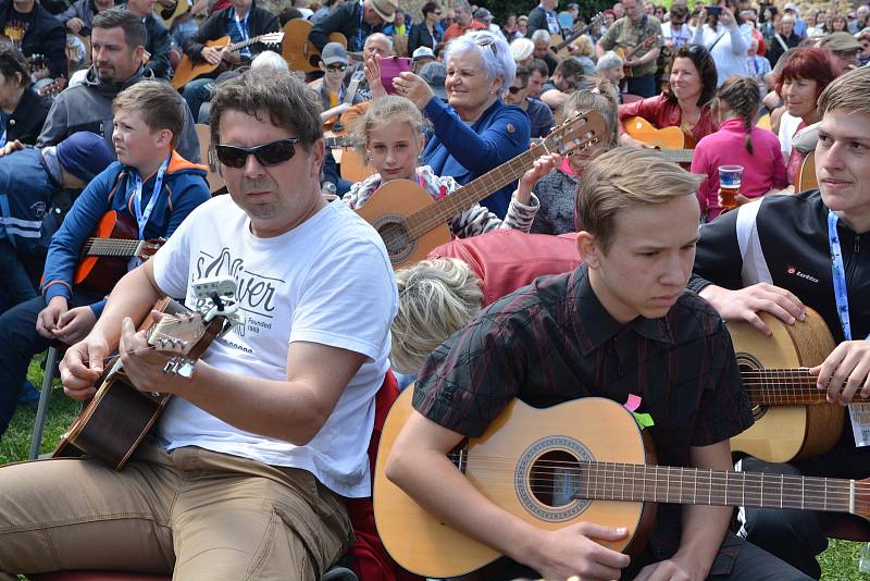 V Přerově padl na prvního máje kytarový rekord. Na jednom místě společně zahrálo šest skladeb 143 kytaristů.