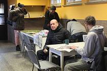 Nízkoprahové centrum Lorenc v ulici U Bečvy v Přerově se v mrazivých dnech zaplnilo lidmi bez domova. Ti mohou strávit noc v sedárně, ve které jim pracovníci charity uvaří čaj nebo polévku.