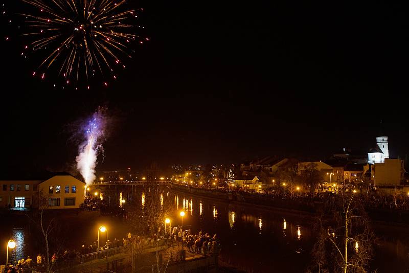 Novoroční ohňostroj nad řekou Bečvou v Přerově, 1. ledna 2022