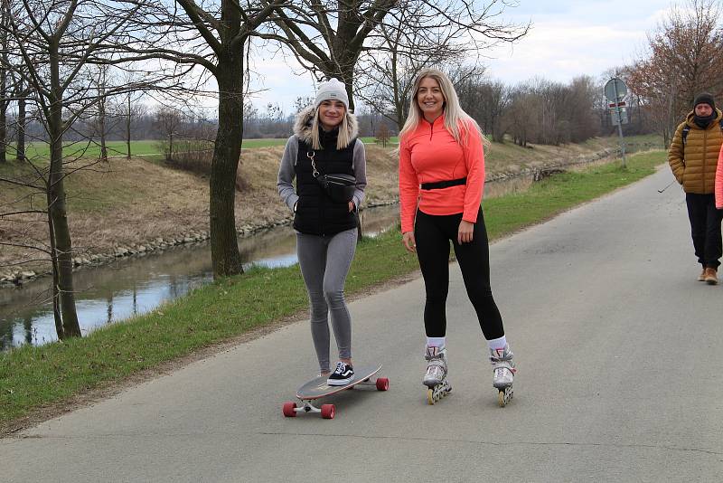 Osecký "Jadran" se stal oblíbenou zastávkou cyklistů, bruslařů i pěších, kteří vyrazili o velikonočních svátcích do přírody.