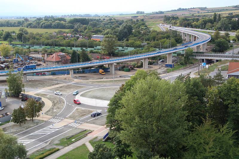 Mimoúrovňové křížení v Předmostí s novou okružní křižovatkou u Lidlu. Auta po ní začala proudit v úterý 21. září v odpoledních hodinách.