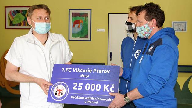 Fotbalisté 1. FC Viktorie Přerov pomáhají potřebným. Primář dětského oddělení Nemocnice Přerov Jaroslav Bouchal (vlevo)