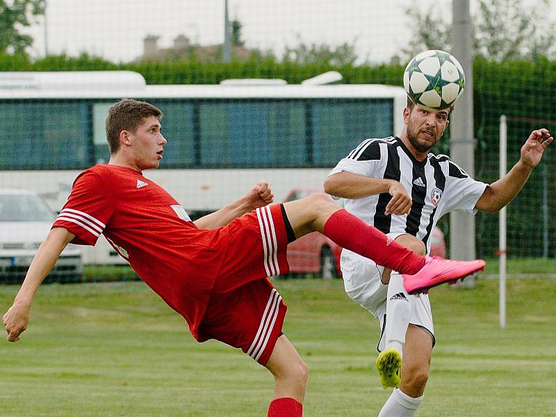 Fotbalisté Želatovic (v pruhovaném) proti Kralicím na Hané