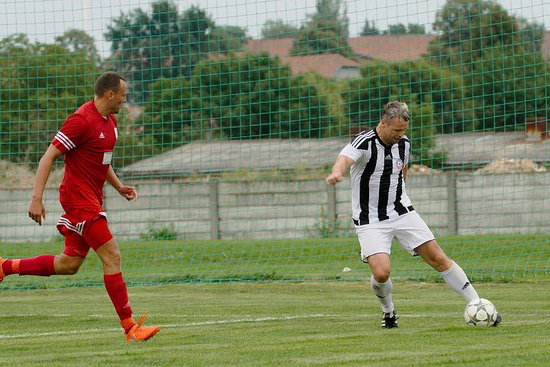 Fotbalisté Želatovic (v pruhovaném) proti Kralicím na Hané