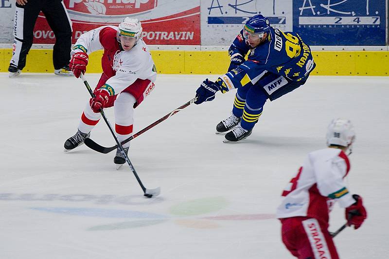 Hokejisté Přerova (v modrém) porazili pražskou Slavii 5:0.