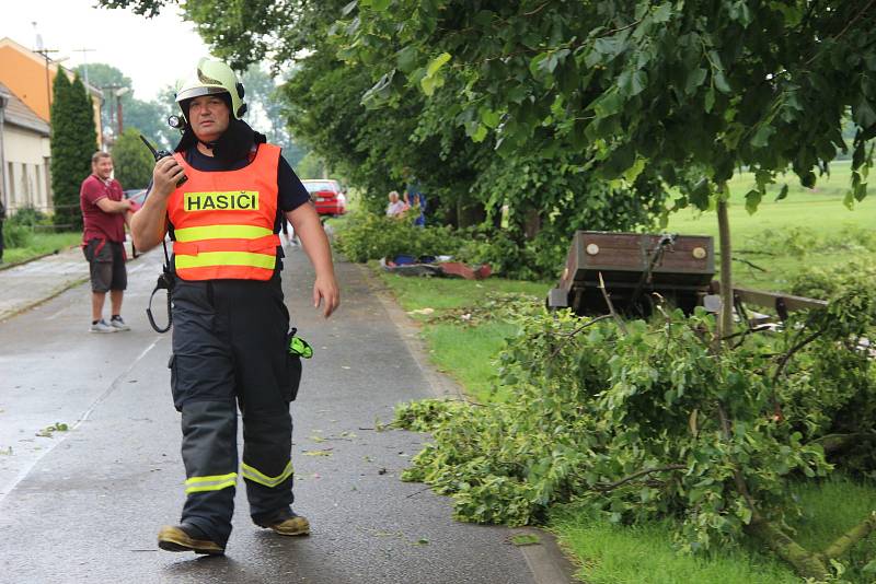 Poničené střechy rodinných domů, vyvrácené stromy a trámy, které se rozletěly jako třísky do okolí. Tak to vypadalo v pátek odpoledne v Uhřičicích na Kojetínsku, kterými se prohnala silná vichřice