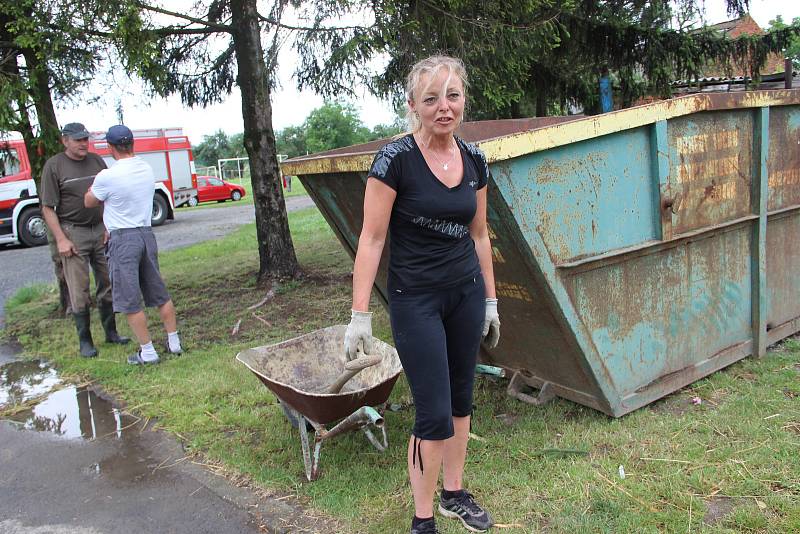 Poničené střechy rodinných domů, vyvrácené stromy a trámy, které se rozletěly jako třísky do okolí. Tak to vypadalo v pátek odpoledne v Uhřičicích na Kojetínsku, kterými se prohnala silná vichřice