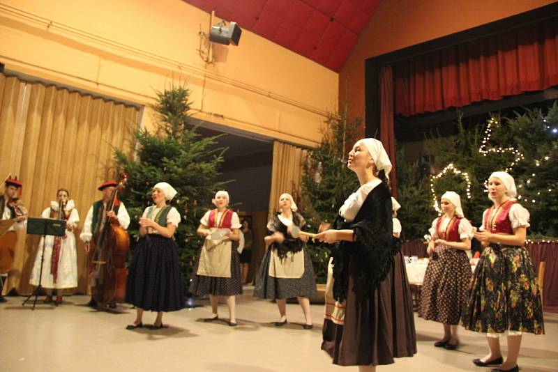 Plný sál kulturního domu v Troubkách si v sobotu večer vychutnal tradiční vánoční Posezení u cimbálu. 