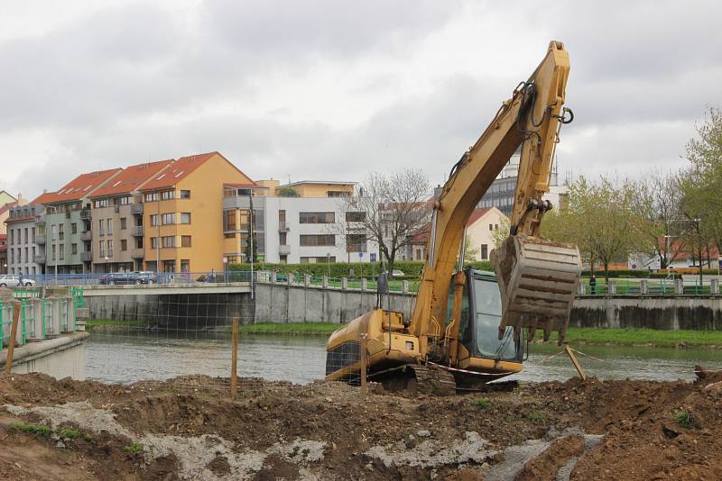 Stavba protipovodňové zídky na nábřeží Edvarda Beneše v Přerově. Konec dubna 2017