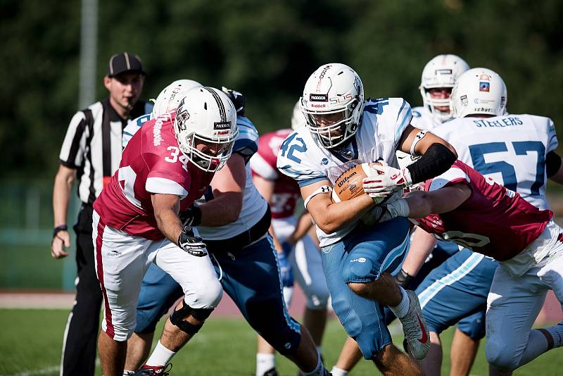 Přerov Mammoths (v červeném) porazili Ostravu Steelers 25:22.