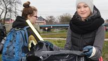 o úklidu okolí řeky Bečvy v Přerově se pustili ve čtvrtek ráno studenti Církevního gymnázia Německého řádu v Olomouci.