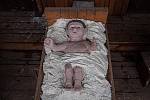 Na návsi v Dřevohosticích už jsou rozestavěny sochy velkého figurálního betlému, 30. listopadu 2021.