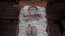 Na návsi v Dřevohosticích už jsou rozestavěny sochy velkého figurálního betlému, 30. listopadu 2021.