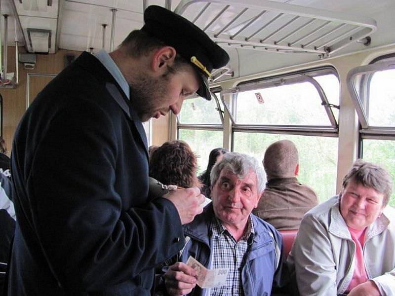 Jako před třiceti lety si připadali cestující, kteří se projeli v neděli ráno „nostalgickým vláčkem“ po dávno zrušené trati z Tovačova do Kojetína. Ve vlaku se prodávaly lepenkové lístky, které průvodčí v dobovém stejnokroji procvakli kleštičkami.