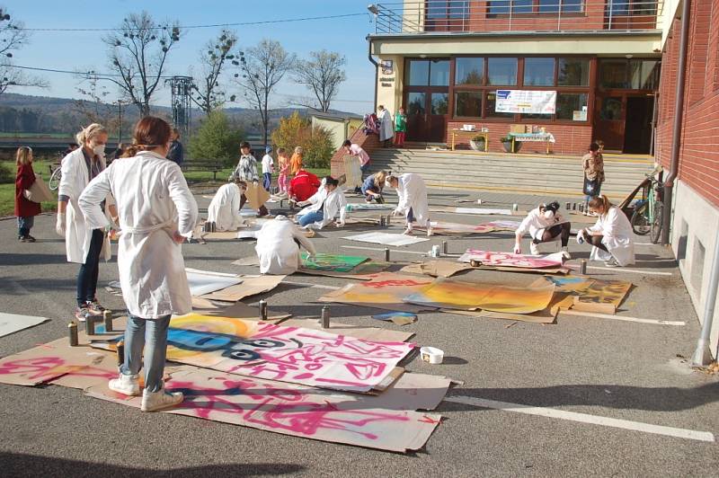 V Hustopečích nad Bečvou se v sobotu vyřádila se spreji dvacítka dětí. Výtvarné dílny Život s graffiti pro ně uspořádala místní základní škola.
