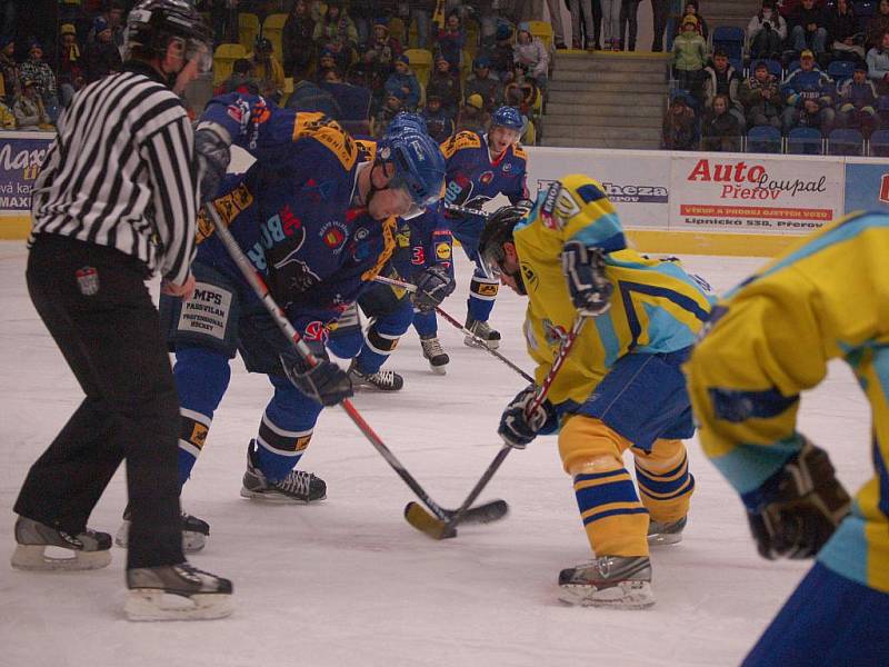 Přerovští hokejisté (ve žlutém) doma prohráli s Valašským Meziříčím na nájezdy 1:2.