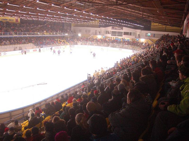 Přerovští hokejisté (ve žlutém) doma prohráli s Valašským Meziříčím na nájezdy 1:2.