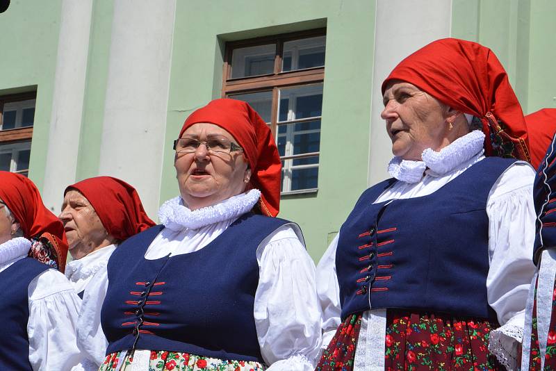 Folklorní festival v Přerově se vydařil. V hlavním programu na Horním náměstí se v sobotu odpoledne vystřídalo několik souborů, 11. 6. 2022