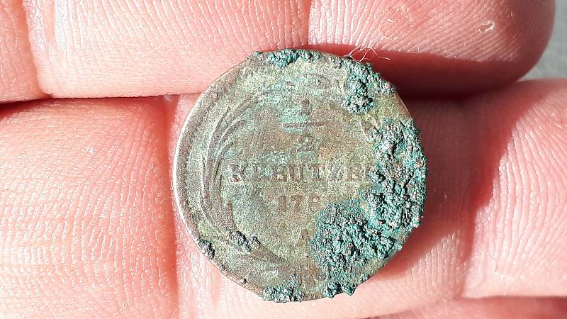 Přerovští archeologové našli při bádání v domě na Horním náměstí v Přerově také řadu mincí - na snímku je přední strana měděného půl krejcaru Josefa II. z roku 1781.