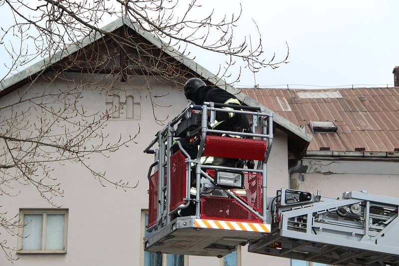 Silný vítr si pohrával se střechou jednoho z domů v Kojetínské ulici v Přerově. Situaci museli řešit hasiči. 10. 2. 2020