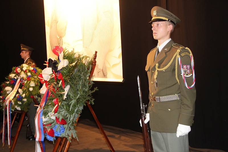 Zaměstnanci Meopty, ale i celá řada významných hostů se přišla v úterý odpoledne rozloučit do Městského domu v Přerově s majitelem Meopty Paulem Rausnitzem.