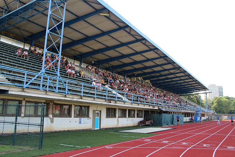 Úvodní kolo divize E nabídlo derby v Přerově mezi domácí Viktorkou (v bílém) a Kozlovicemi.